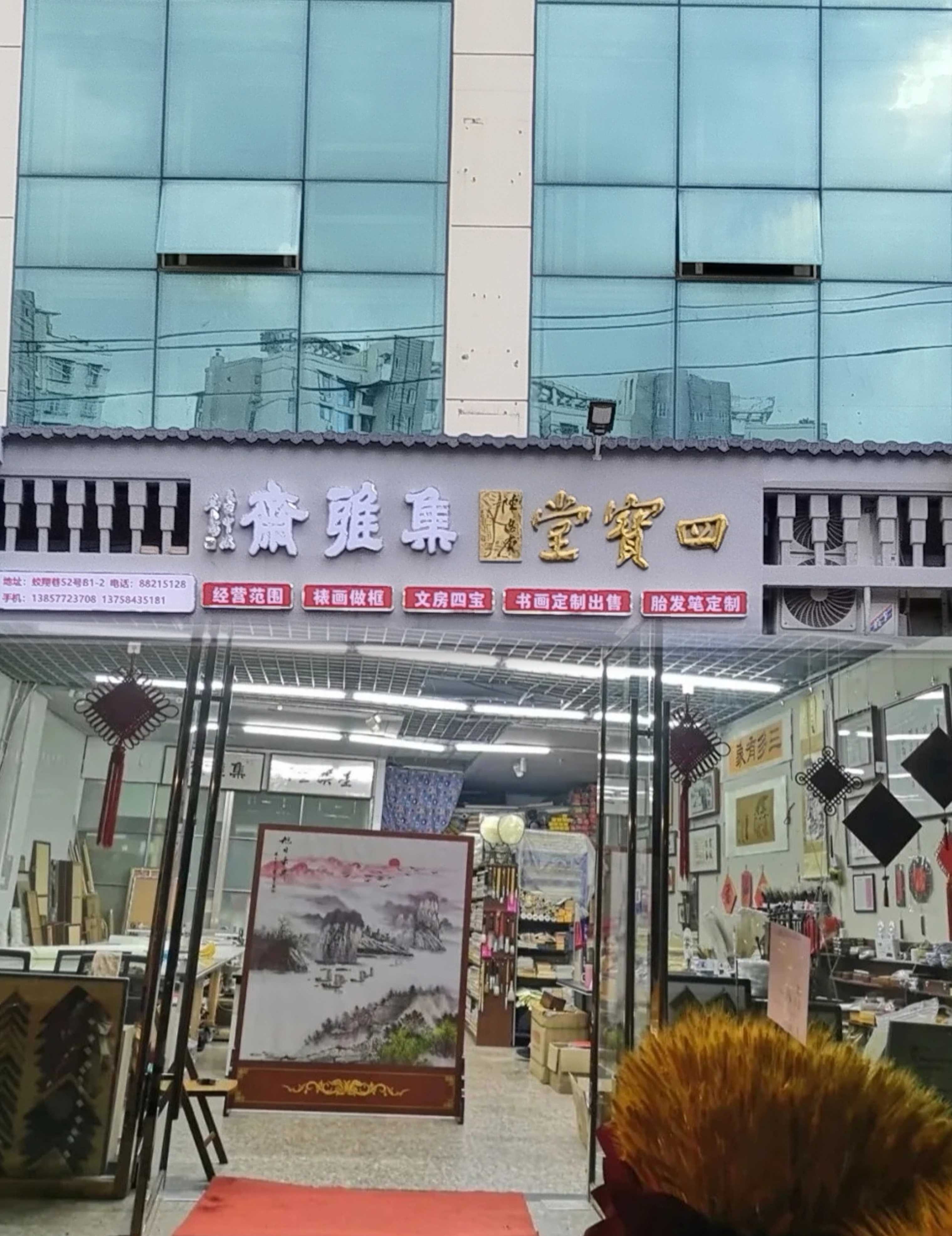 五十岁左右中年男性头像，穿深色西装，白色衬衫，背景为书房环境